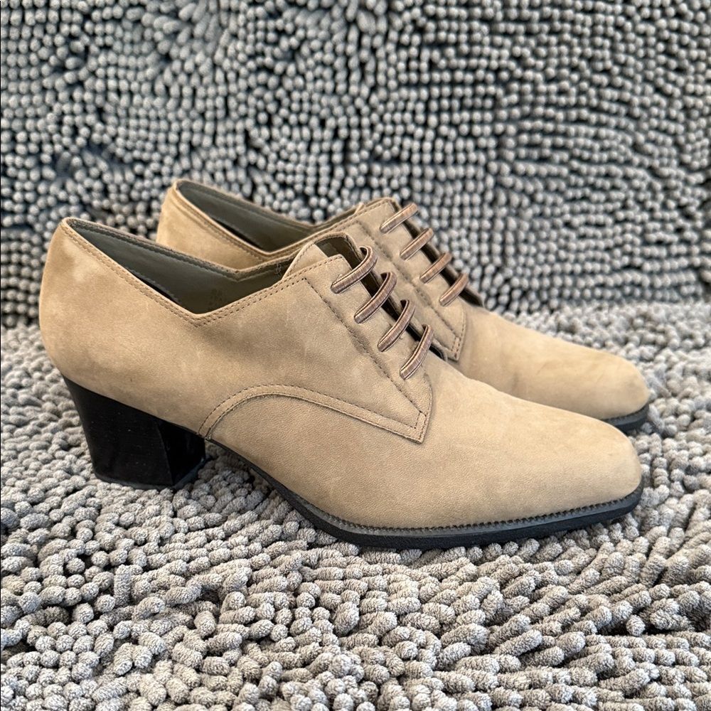 AEROSOLES Women's Tan Oxfords